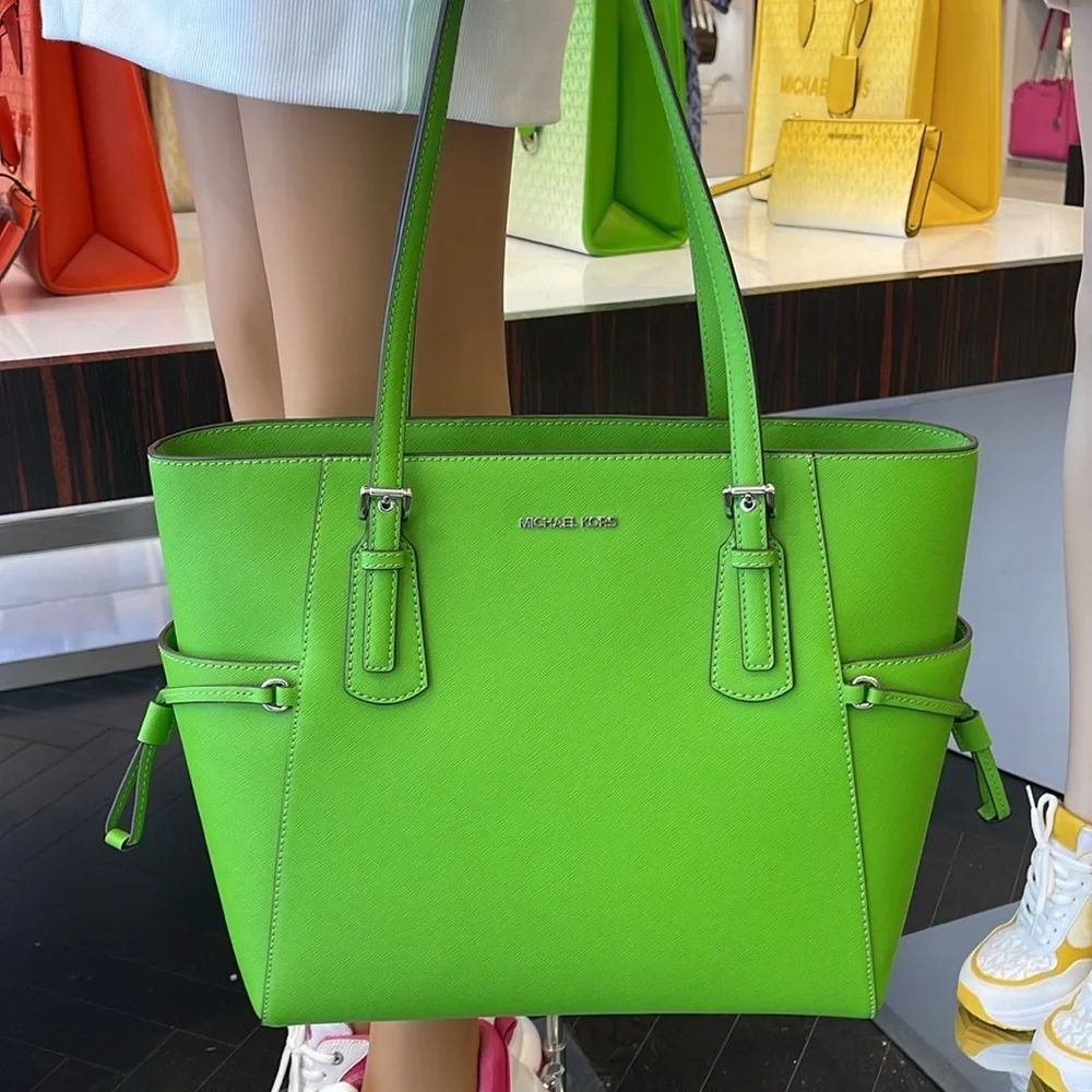 Michael Kors Voyager Large Saffiano Leather Tote Bag
Jungle Green
NWT - Picture 5 of 16